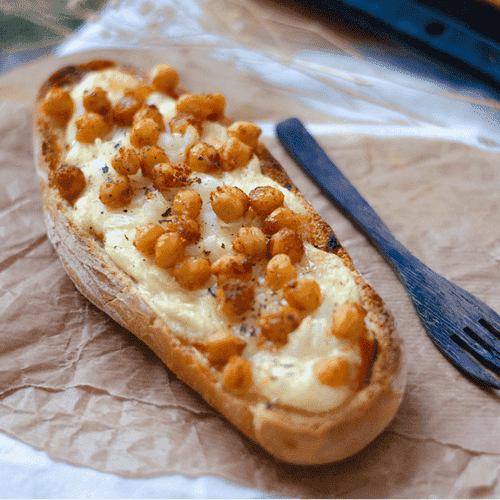 PANINI VEGANO CON ‘QUESO’ DE PATATA CASERO CON GARBANZOS CRUNCH