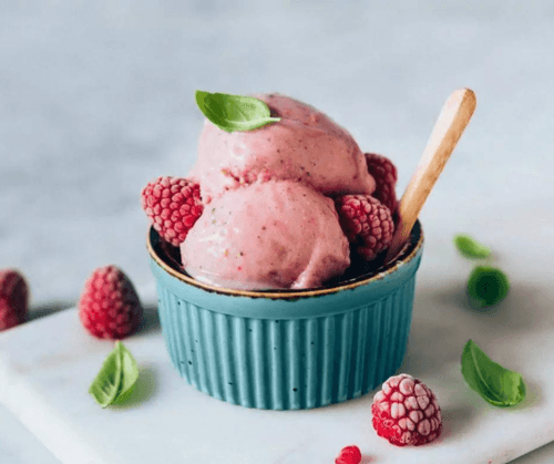 Helado de frambuesa vegano Helado de frambuesa vegano